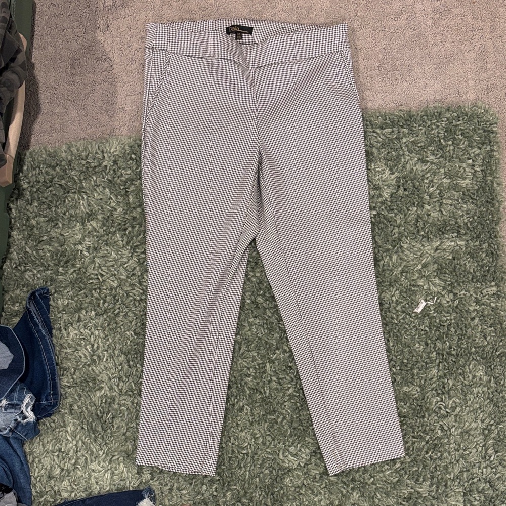 Cropped Black and White Patterned Pants